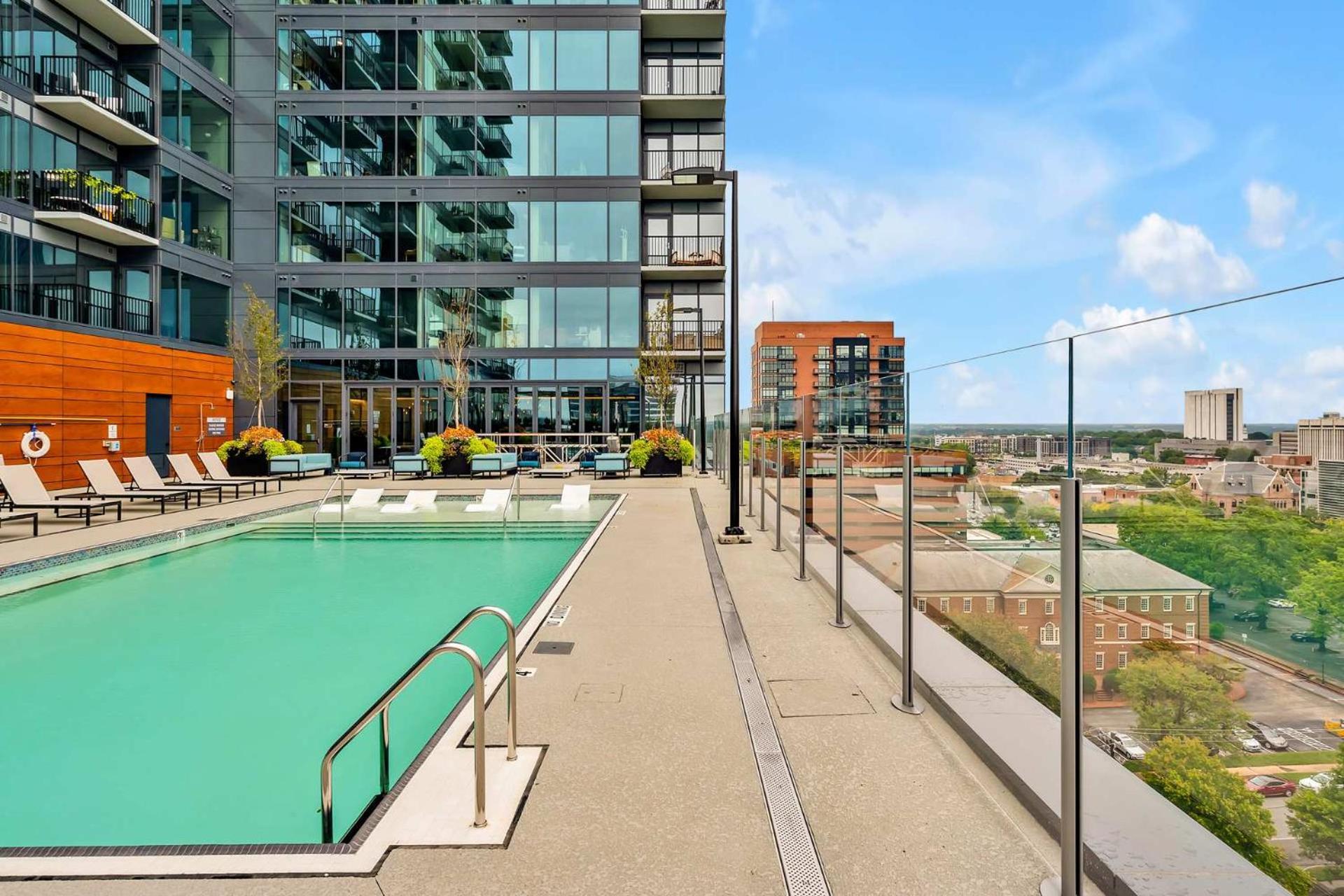 High-Rise Apt Raleigh Free Parking & Sunset View 1 Bagian luar foto