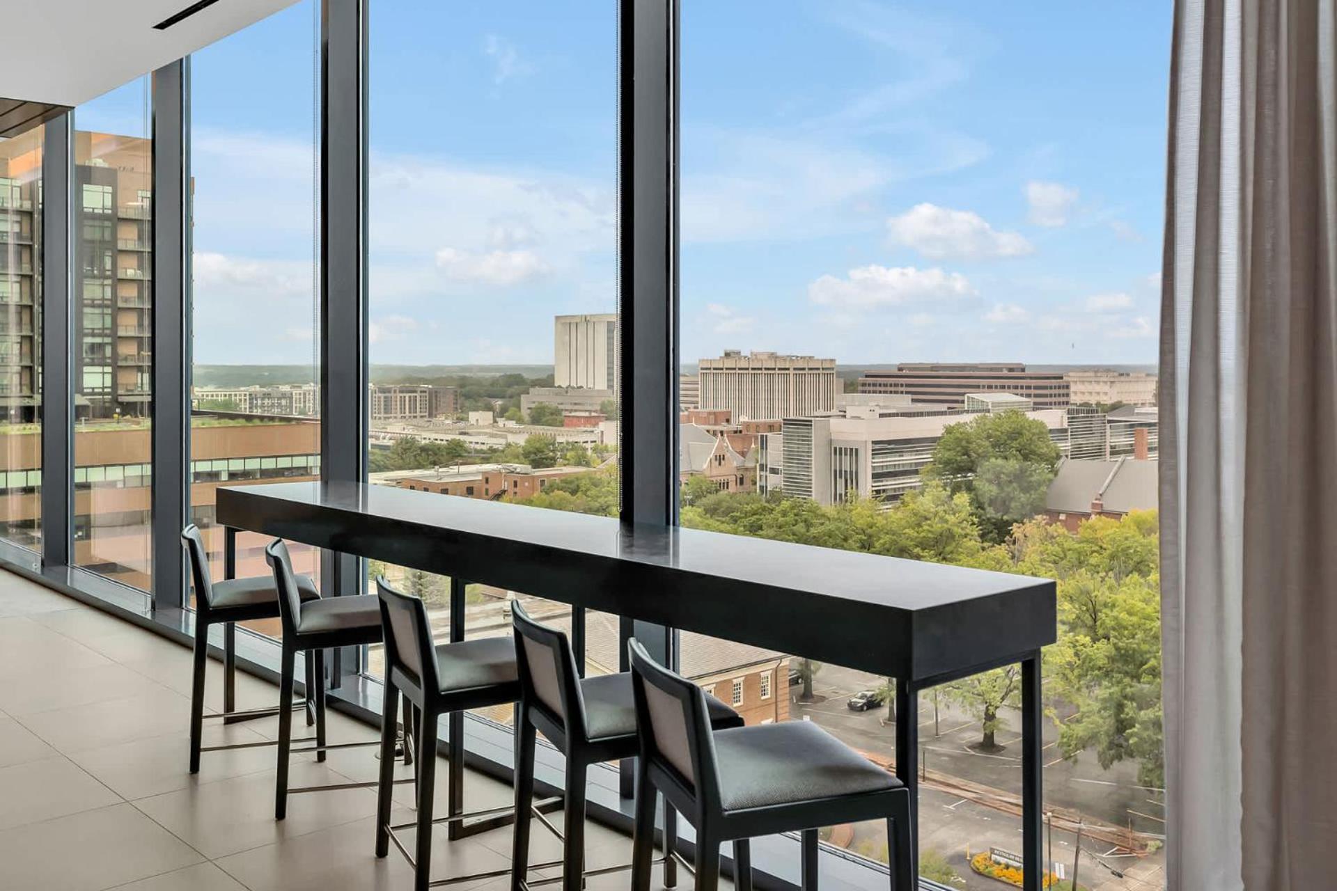 High-Rise Apt Raleigh Free Parking & Sunset View 1 Bagian luar foto