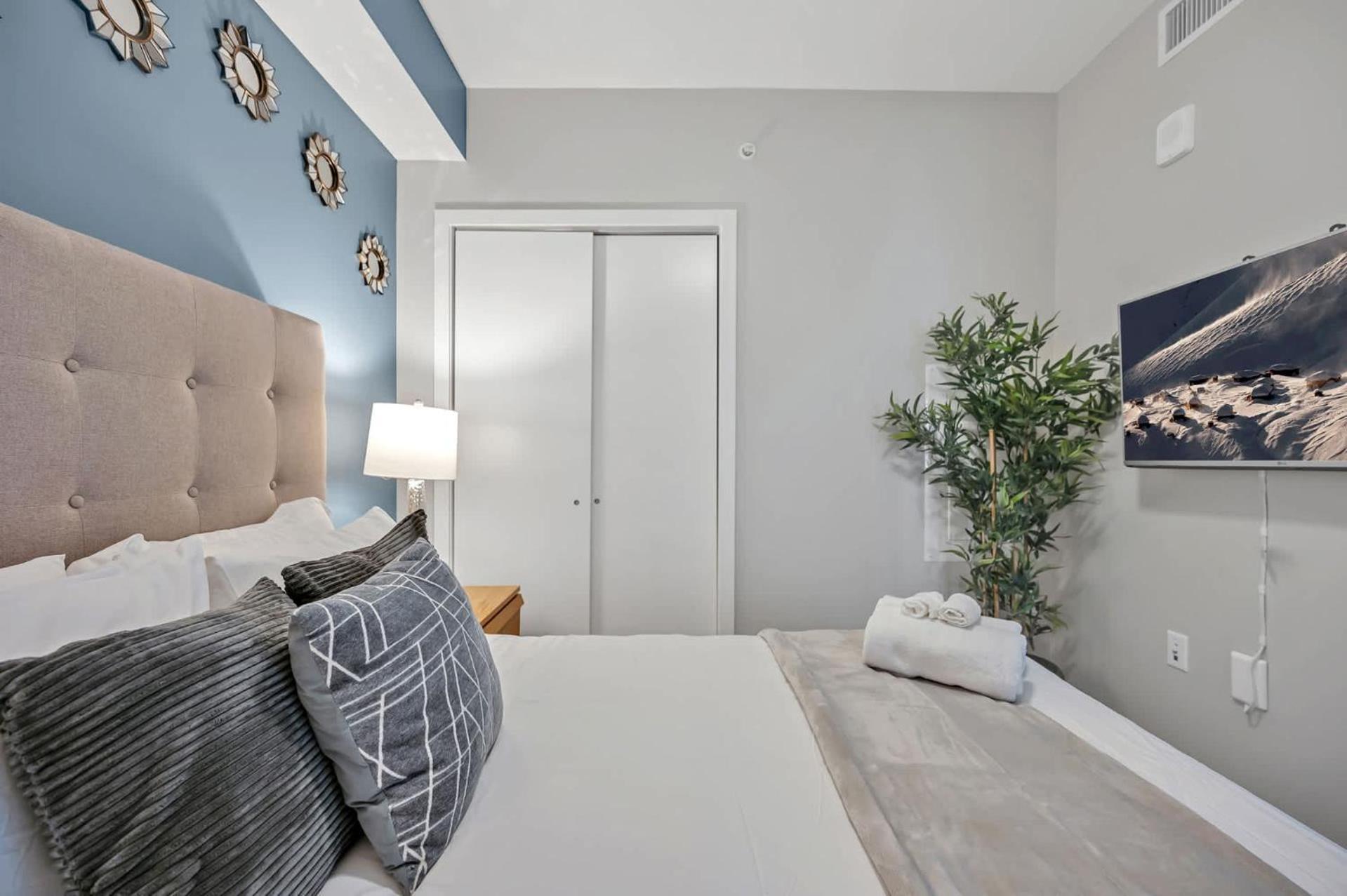 High-Rise Apt Raleigh Free Parking & Sunset View 1 Bagian luar foto
