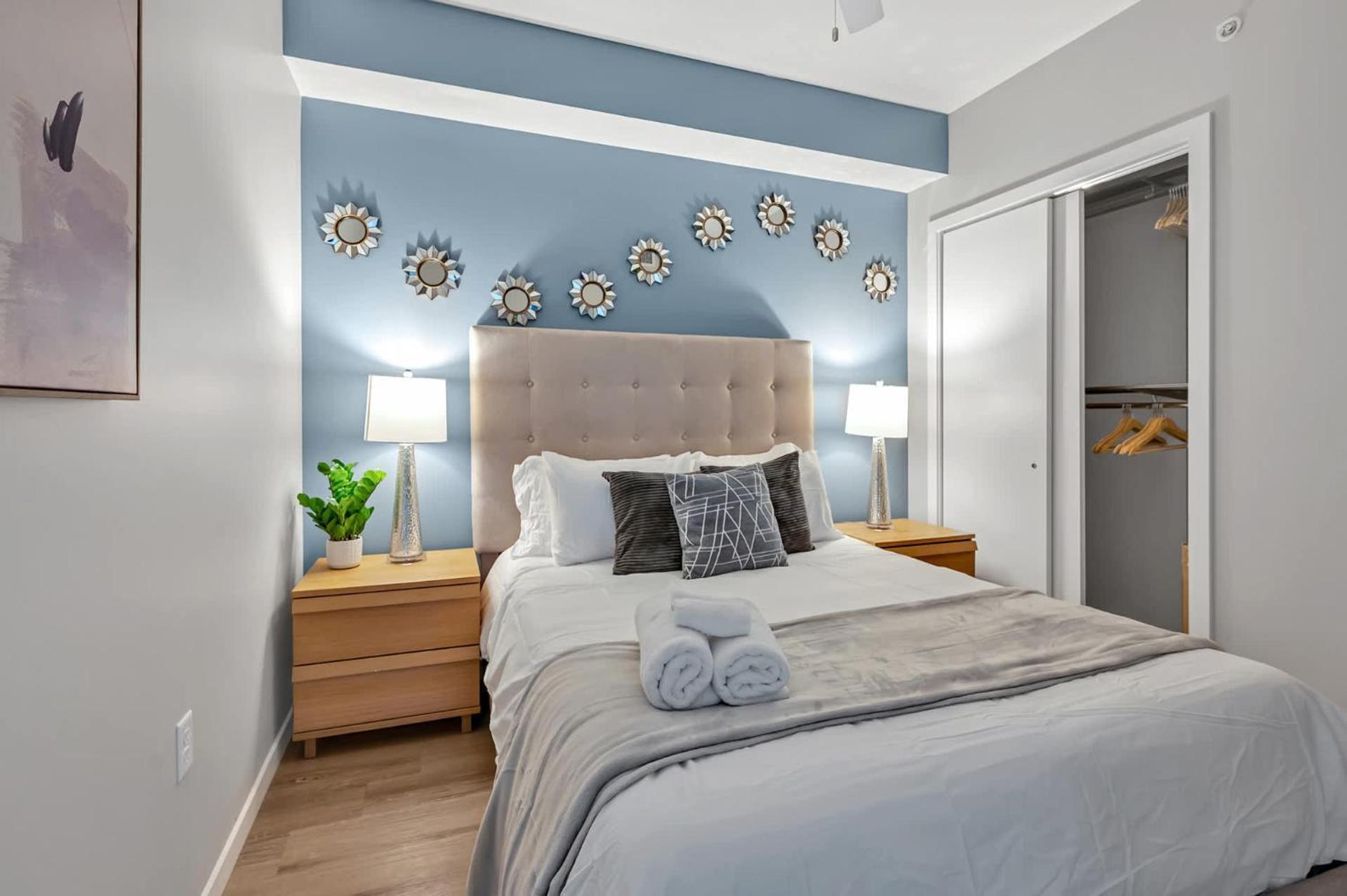 High-Rise Apt Raleigh Free Parking & Sunset View 1 Bagian luar foto