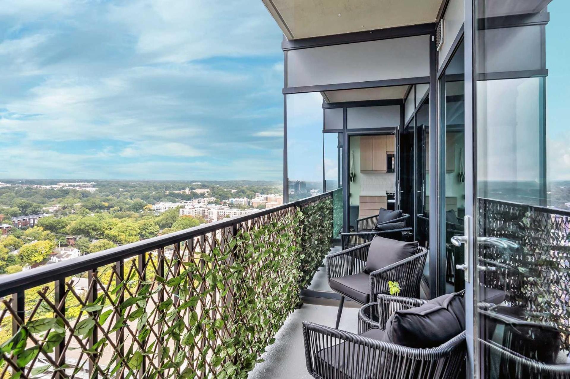 High-Rise Apt Raleigh Free Parking & Sunset View 1 Bagian luar foto