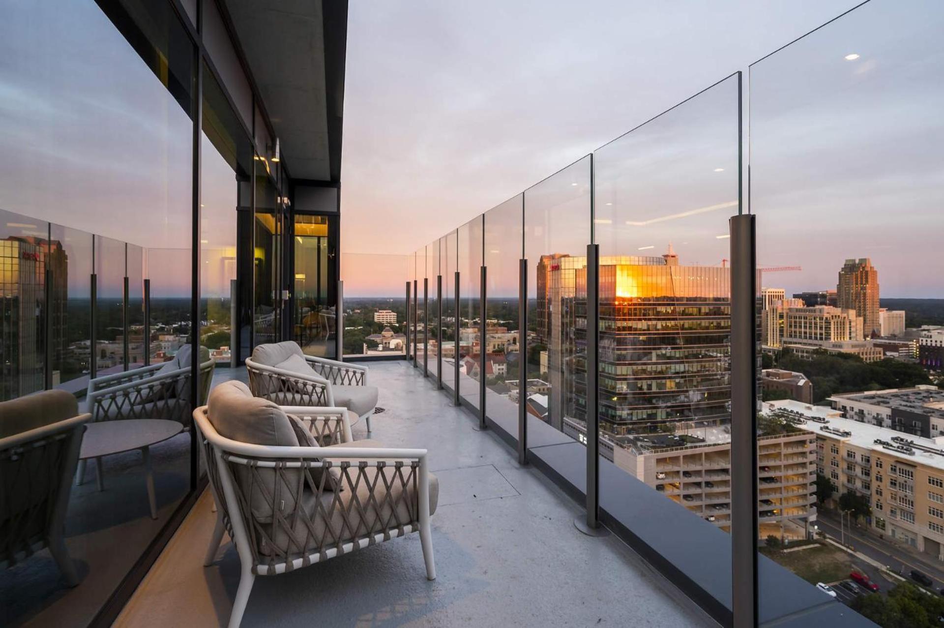 High-Rise Apt Raleigh Free Parking & Sunset View 1 Bagian luar foto