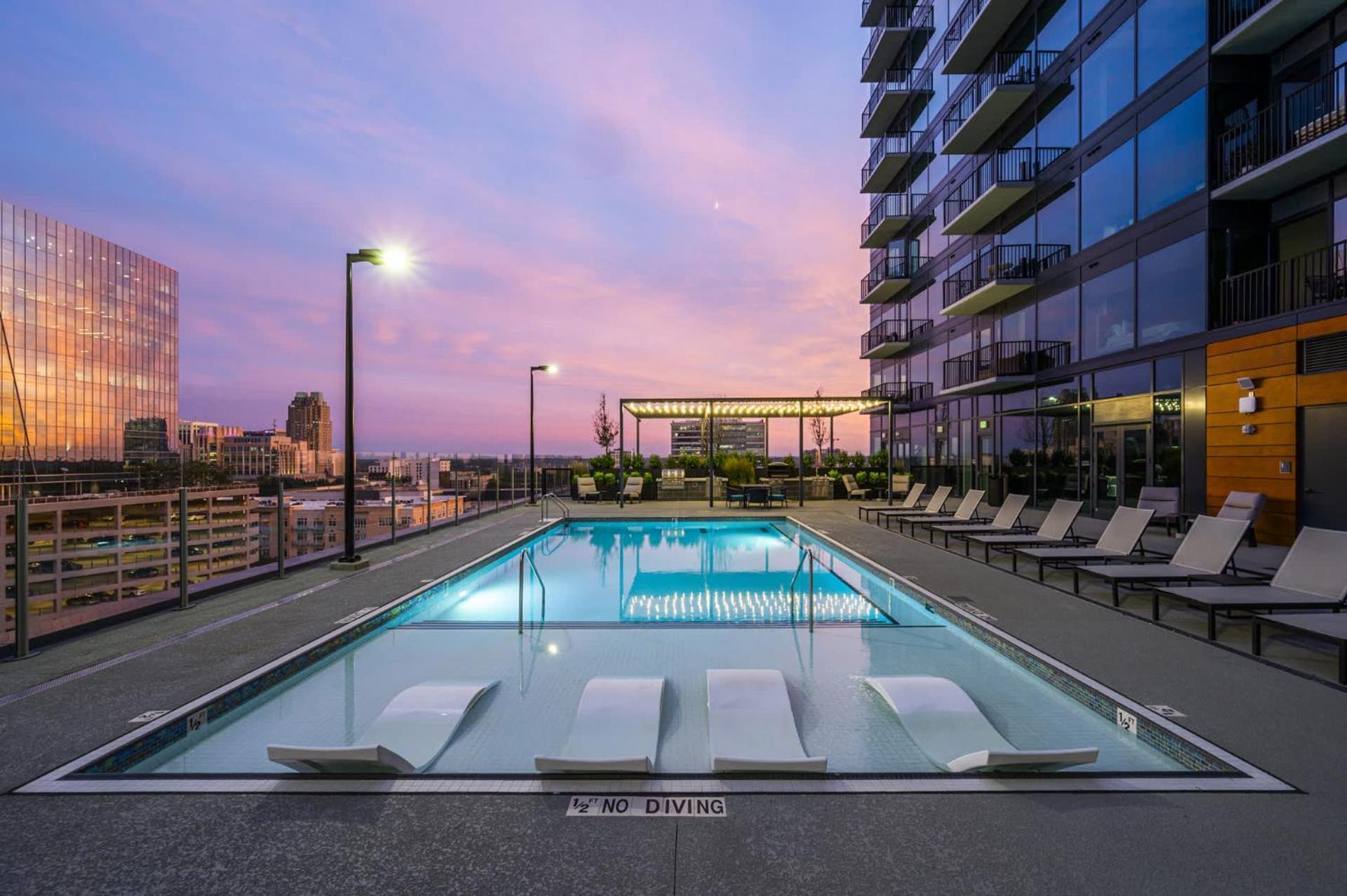 High-Rise Apt Raleigh Free Parking & Sunset View 1 Bagian luar foto